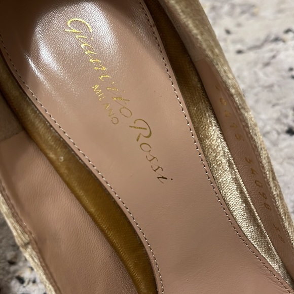 Brand new gianvito Rossi velvet gold heels - Picture 3 of 4